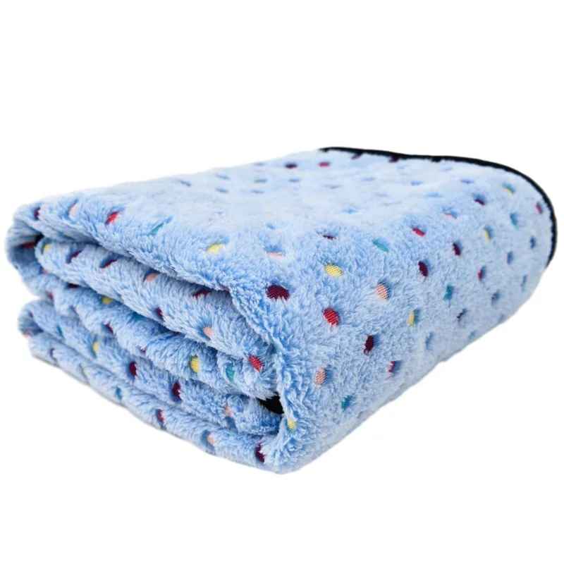 Gros plan sur la couverture en polaire bleue pour chien La doudou disponible sur le site Pitou et moi.