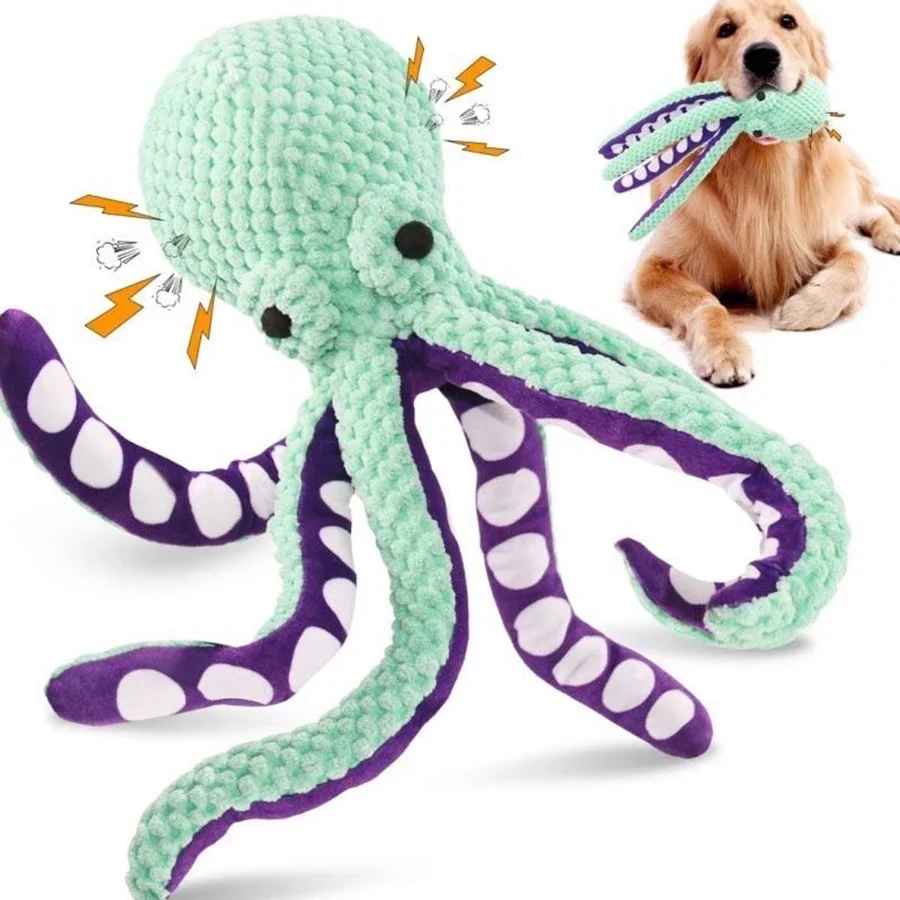 Gros plan sur un jouet pour chien en forme de poulpe turquoise et violet avec des éclairs illustrant des bruits sonores, et un chien Golden Retriever en arrière-plan tenant une de ses tentacules dans sa gueule.
