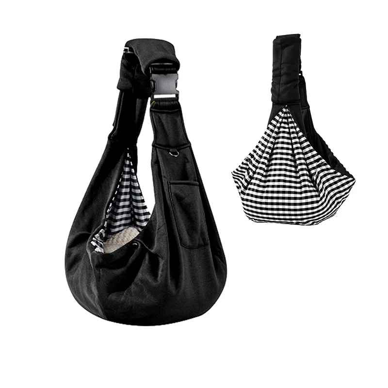 Sac de transport pour chien Chien de Poche en version noire, montrant le design réversible avec une doublure en tissu à carreaux noir et blanc (vichy) et la boucle de sécurité ajustable.