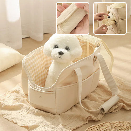 Vue principale d'un petit chien Bichon blanc dans le sac de transport en coton beige. Au-dessus, deux encadrés montrent la poignée rembourrée amovible et une main caressant le chien à travers l'ouverture latérale.