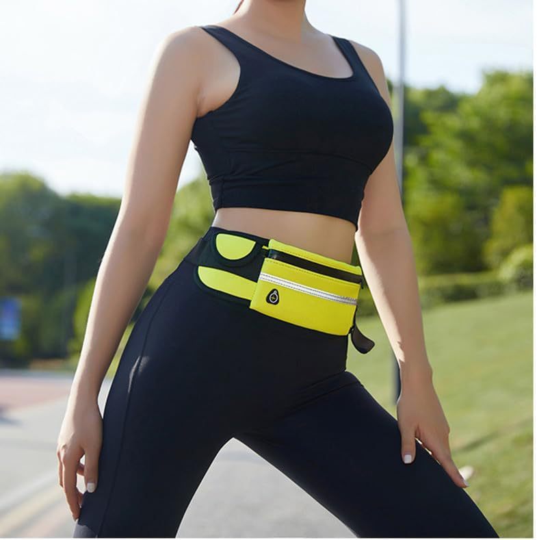 Zoom sur le sac banane jaune fluo pour chien porté à la taille par une joggeuse, montrant le design compact et la ceinture ajustable pour le sport.