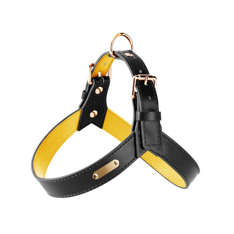 Harnais pour chien Rocky en cuir noir avec doublure intérieure jaune, présentant un design élégant à lanières et des boucles en métal doré sur fond blanc.