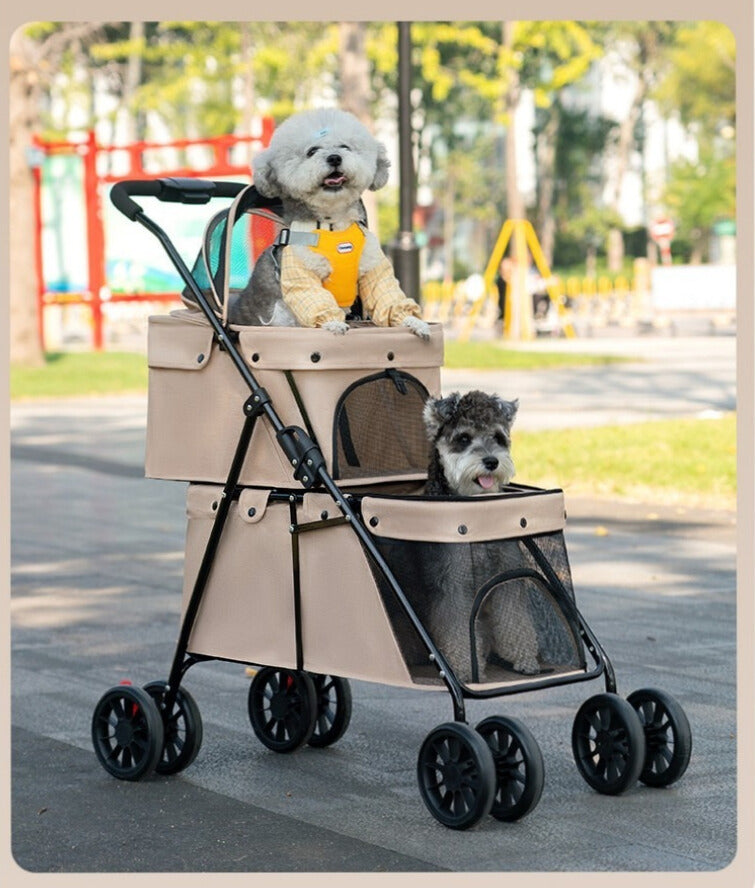 Poussette double pour chiens beige à deux étages montrant deux petits chiens installés confortablement pour une promenade en ville.