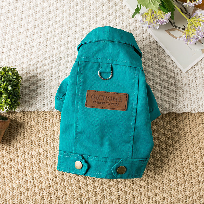 Manteau pour chien Billie en denim turquoise présenté à plat, montrant le col chemise, les emmanchures confortables et l'écusson dorsal marron 'QICIONG Fashion to wear