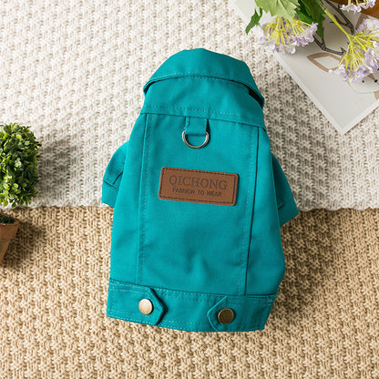Manteau pour chien Billie en denim turquoise présenté à plat, montrant le col chemise, les emmanchures confortables et l'écusson dorsal marron 'QICIONG Fashion to wear