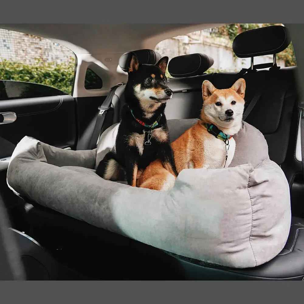 Deux chiens de race Shiba Inu assis ensemble dans une grande housse de siège auto grise Cloud sur la banquette arrière d'une voiture.