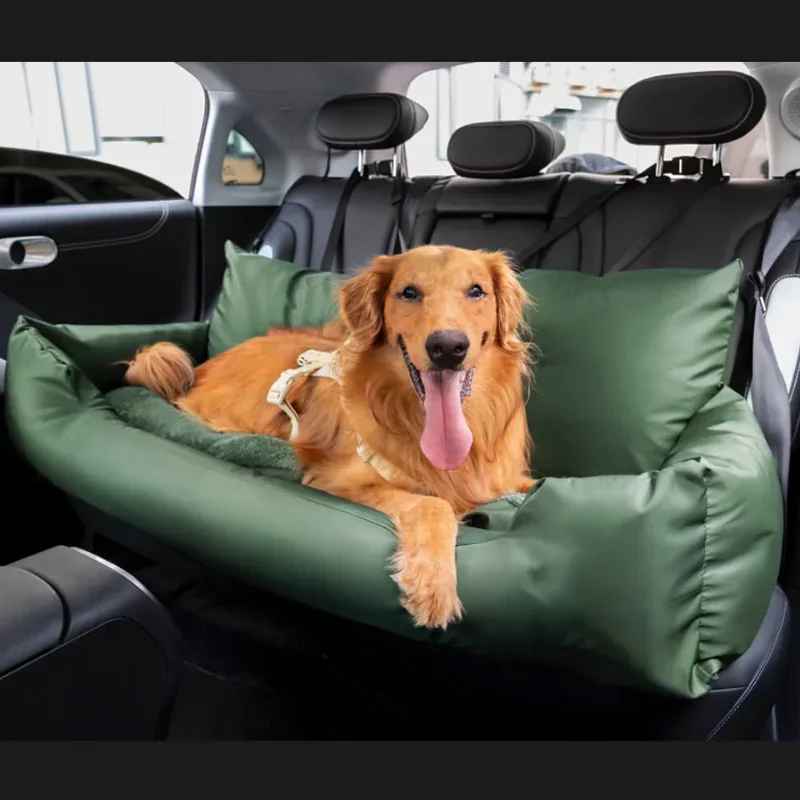 Chien Golden Retriever couché dans une housse de siège auto verte Cloud de Pitou et moi, installée sur la banquette arrière d'une voiture