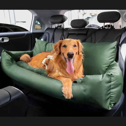 Chien Golden Retriever couché dans une housse de siège auto verte Cloud de Pitou et moi, installée sur la banquette arrière d'une voiture