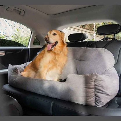 Chien de race Golden Retriever installé confortablement dans une housse de siège de voiture grise de la marque Pitou et moi.