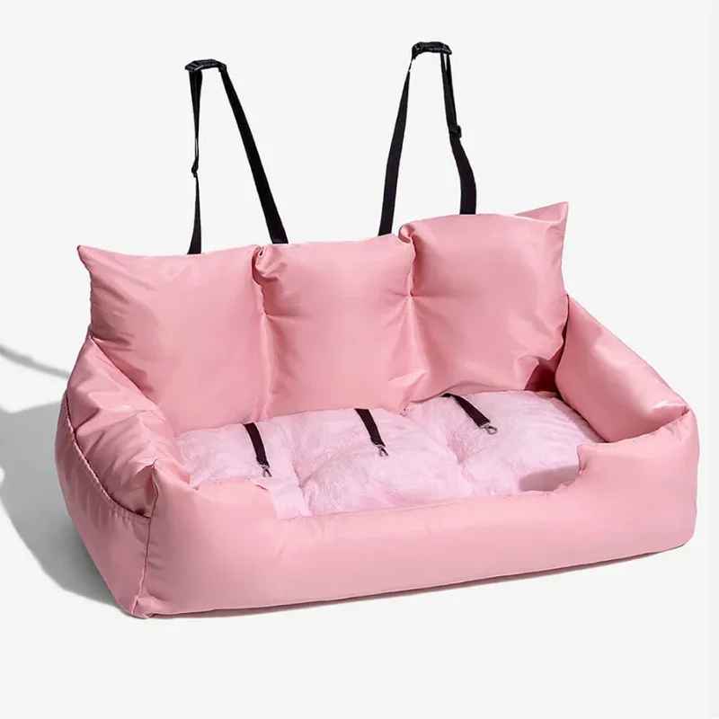 Housse de siège auto pour chien rose pâle "Nuage" de Pitou et moi, vue de face avec coussins rembourrés et sangles de fixation noires.