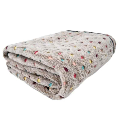 Gros plan sur la couverture en polaire grise pour chien La doudou.