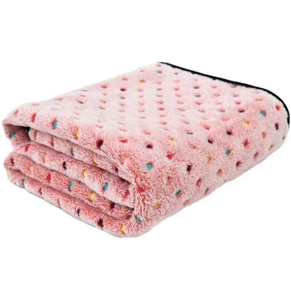 Gros plan sur la couverture en polaire rose pour chien La doudou