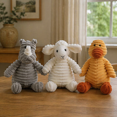 Trio de peluches pour chien en velours côtelé (rhinocéros gris, mouton blanc et canard orange) de la collection La Peluche de Pitou.