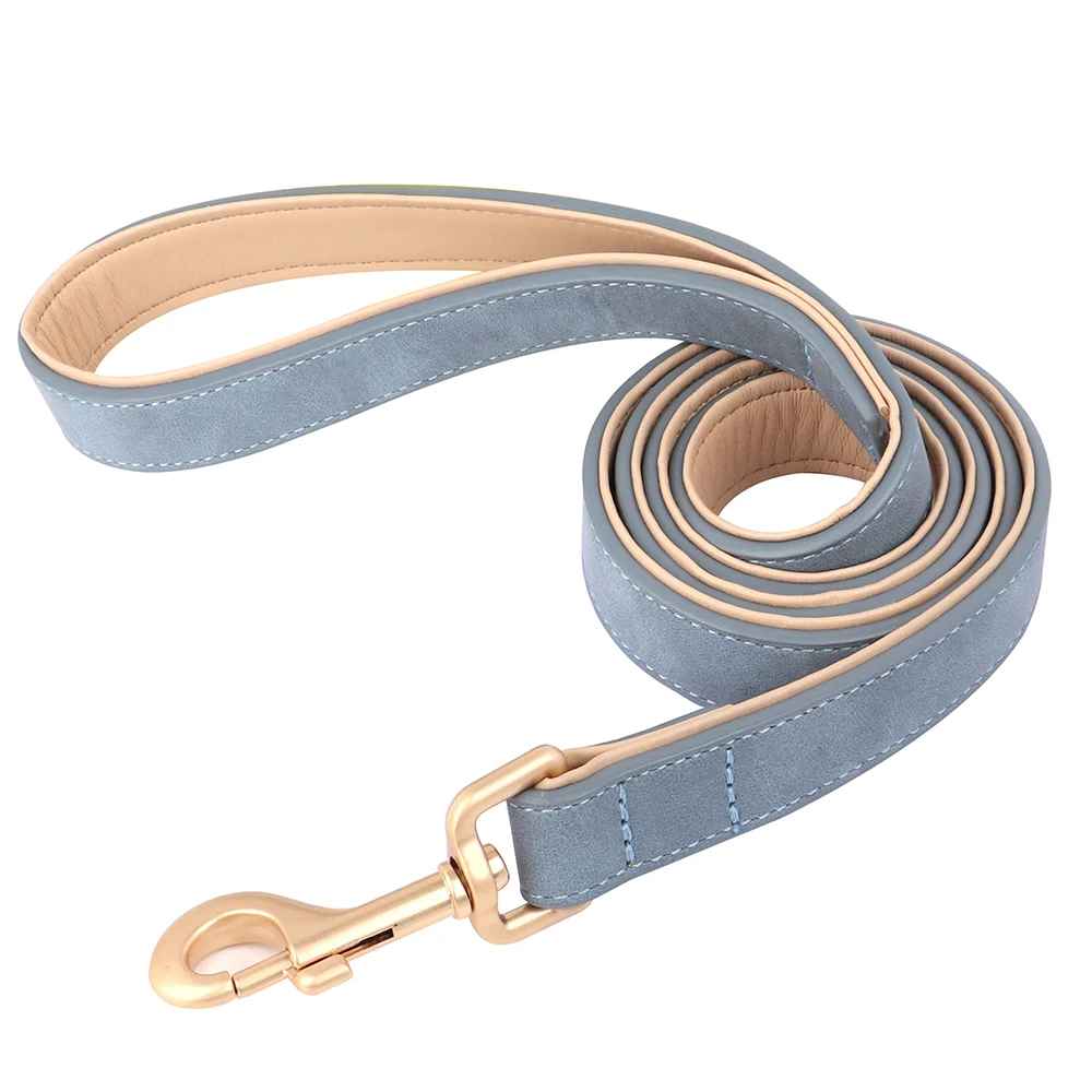Laisse pour chien en cuir PU bleu gris avec mousqueton rotatif en métal doré et rembourrage intérieur beige pour une prise en main confortable.