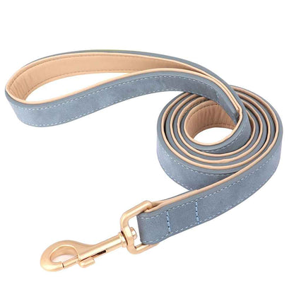 Laisse pour chien en cuir PU bleu gris avec mousqueton rotatif en métal doré et rembourrage intérieur beige pour une prise en main confortable.