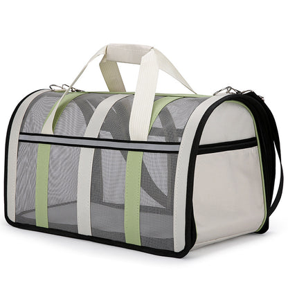 Sac de transport pour chien Le Rétro de couleur vert gazon et crème avec parois en maille grise, poignées de transport confortables et design moderne style sac de sport.