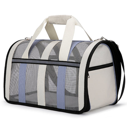 Sac de transport pour chien Le Rétro de couleur bleu et crème avec parois en maille grise, poignées de transport confortables et design moderne style sac de sport.