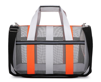 Vue de dos du sac de transport Le Rétro orange et gris, montrant la structure en maille respirante, la large bande réfléchissante de sécurité et les poignées de transport robustes.
