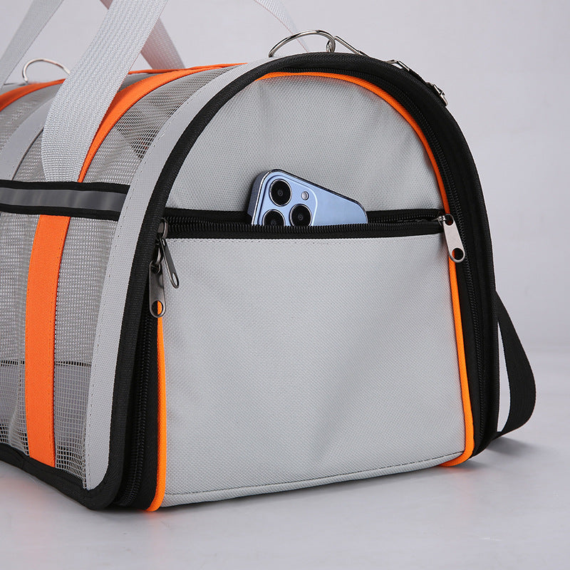 Zoom sur la poche de rangement latérale du sac de transport Le Rétro, montrant un téléphone portable glissé à l'intérieur pour illustrer l'aspect pratique lors des voyages.