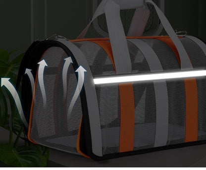 Zoom sur le sac de transport Le Rétro montrant la bande réfléchissante horizontale pour la sécurité nocturne et des flèches illustrant la circulation d'air à travers les parois en maille.