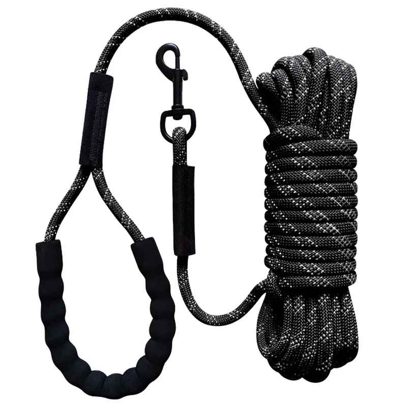 Laisse longe de rappel noire pour chien, idéale pour l'éducation et les balades en liberté.