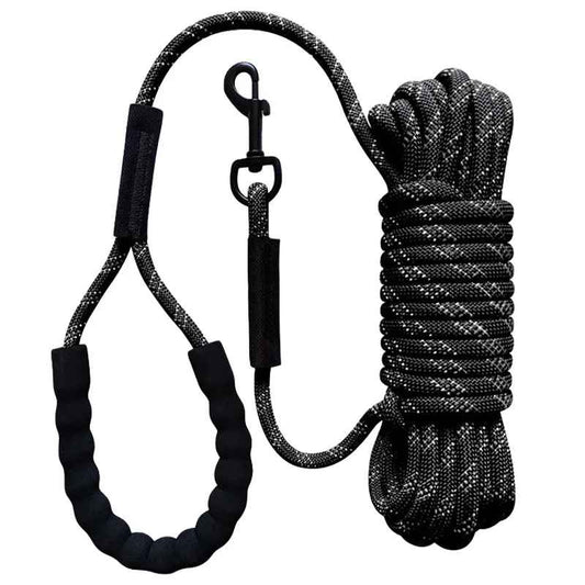 Laisse longe de rappel noire pour chien, idéale pour l'éducation et les balades en liberté.