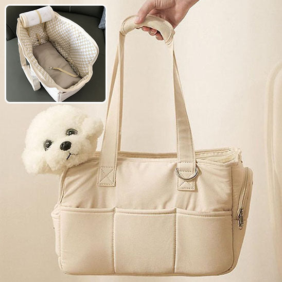 Vue principale d'un petit chien blanc de type Bichon dans le sac de transport en coton beige fermé, avec une incrustation en haut à gauche montrant le sac entièrement ouvert et sa doublure vichy.