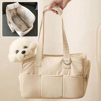 Vue principale d'un petit chien blanc de type Bichon dans le sac de transport en coton beige fermé, avec une incrustation en haut à gauche montrant le sac entièrement ouvert et sa doublure vichy.