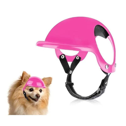 Petit chien de race Pomeranian portant un casque de moto rose ajustable pour chien, présenté à côté d'une vue détaillée du casque sur fond blanc.