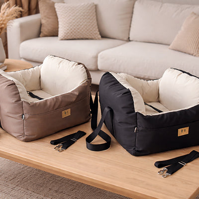 Choix de couleurs pour le siège auto chien Wouf and Route : noir intemporel ou marron chaleureux, paniers de transport élégants et confortables pour petits chiens.