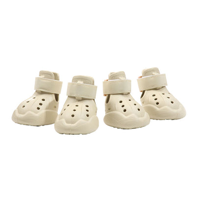 Lot de quatre bottes pour chien 4X4 pattes en caoutchouc beige, montrant le design avec trous d'aération style sabot et la semelle antidérapante texturée pour une protection optimale