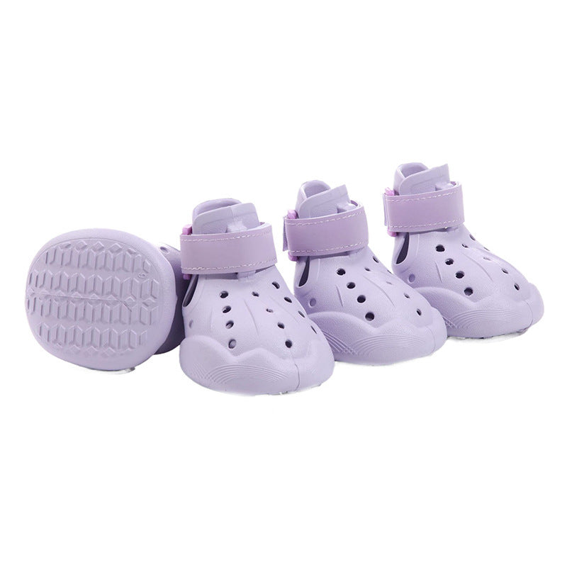 Lot de quatre bottes pour chien 4X4 pattes en caoutchouc mauve, montrant le design avec trous d'aération style sabot et la semelle antidérapante texturée pour une protection optimale.