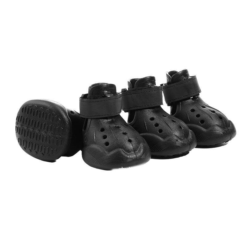 Lot de quatre bottes pour chien 4X4 pattes en caoutchouc noir, montrant le design avec trous d'aération style sabot et la semelle antidérapante texturée pour une protection optimale.