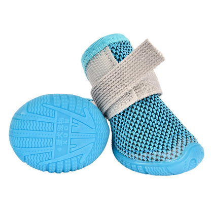 Paire de bottes pour chien AéroFit en tissu mesh bleu respirant, montrant la semelle antidérapante en caoutchouc bleu assortie et la double sangle de serrage grise pour un maintien sécurisé.
