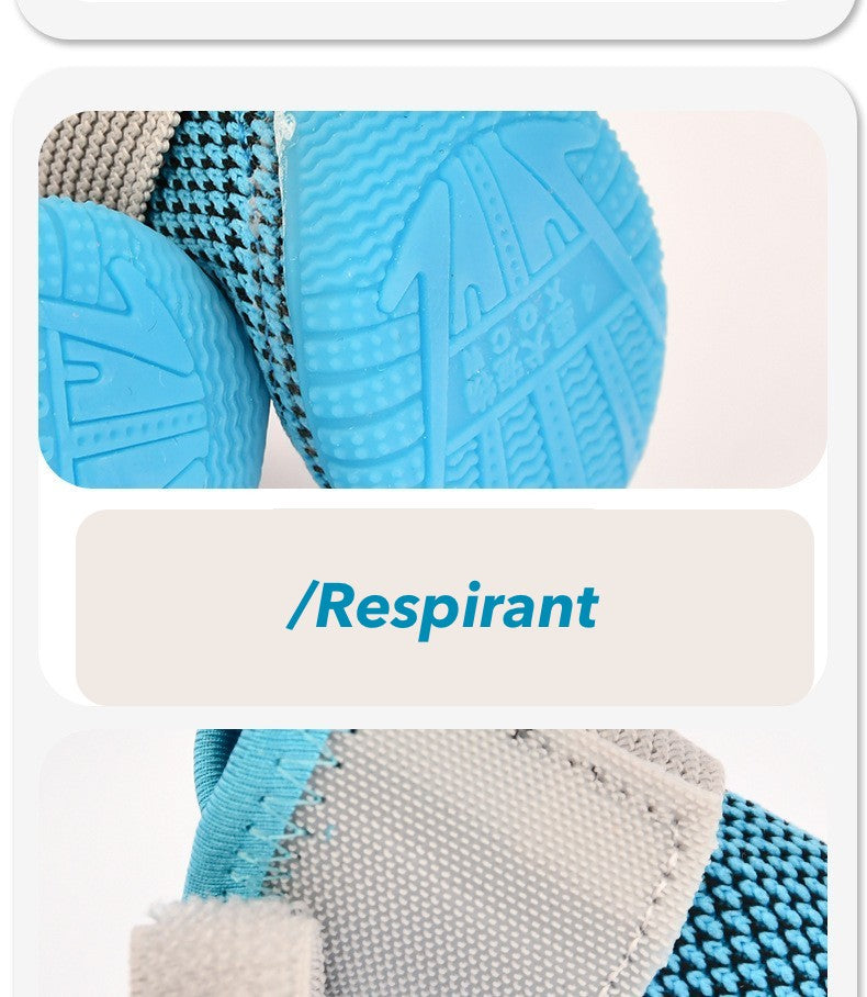 Paire de bottes pour chien AéroFit en tissu mesh bleu respirant, montrant la semelle antidérapante en caoutchouc bleu assortie et la double sangle de serrage grise pour un maintien sécurisé.