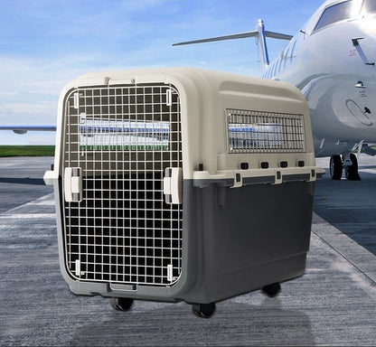 Cage de transport homologuée avion pour chien avec roues et grille métallique, posée sur le tarmac devant un avion.