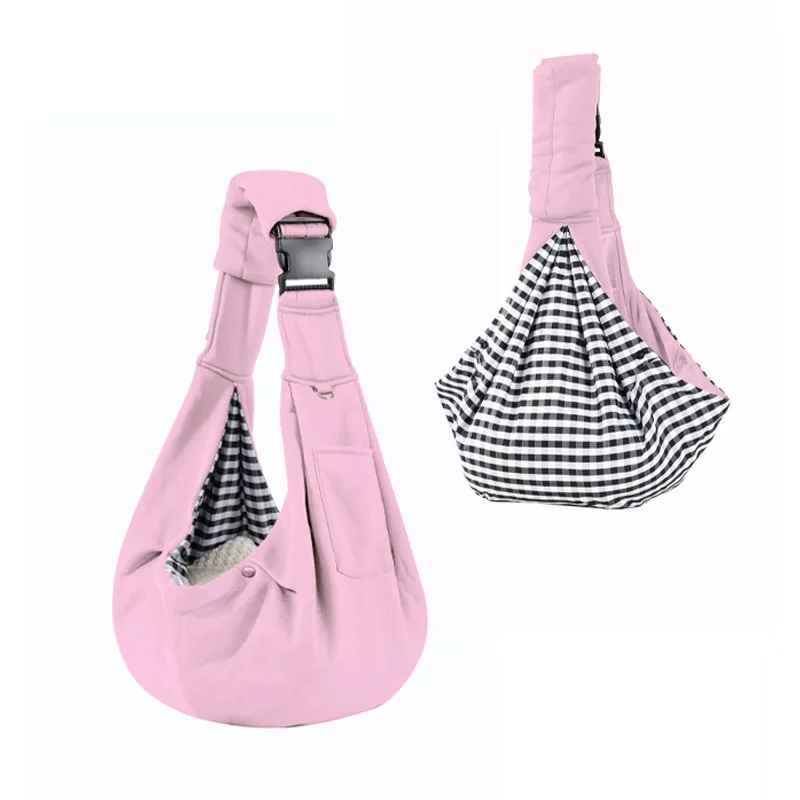 Sac de transport pour chien Chien de Poche en version rose pastel, montrant le design réversible avec une doublure en tissu à carreaux noir et blanc (vichy) et la boucle de sécurité ajustable.