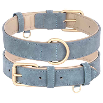 Gros plan sur le collier pour chien Josette en cuir PU bleu gris, montrant la boucle à ardillon en métal doré, l'anneau de laisse et la doublure intérieure rembourrée beige.