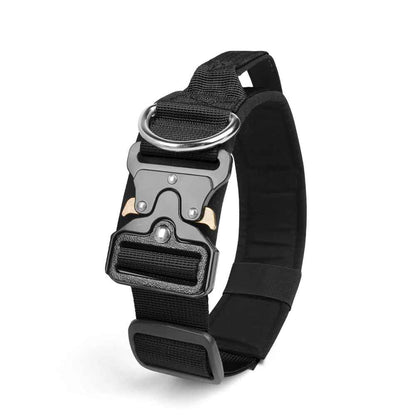 Vue de profil du collier tactique noir pour chien montrant l'épaisseur du rembourrage confort et la solidité de la sangle en nylon haute densité.