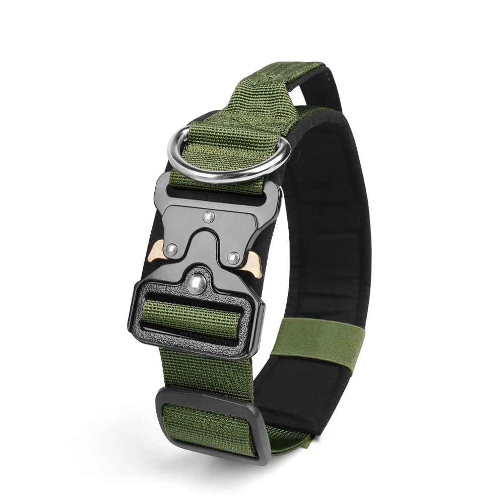 Collier tactique pour chien coloris vert militaire, doté d'une boucle rapide en métal noir et d'une sangle en nylon haute résistance avec doublure intérieure douce.