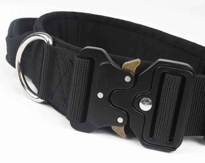 Gros plan sur le collier tactique pour chien noir avec boucle de sécurité en alliage de zinc et anneau en D robuste pour laisse.
