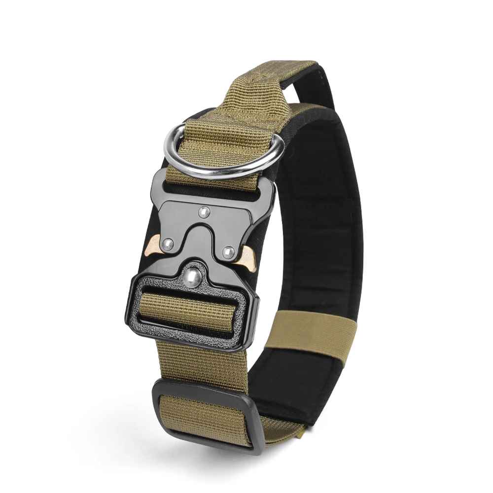 Collier tactique pour chien coloris kaki avec boucle de dégagement rapide en métal et anneau de fixation robuste, design militaire pour chien de taille moyenne et grande.