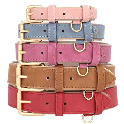 Assortiment de colliers pour chien Josette en cuir PU, montrant les cinq coloris disponibles : rose pâle, bleu gris, rose vif, marron chocolat et rouge avec boucles dorées.