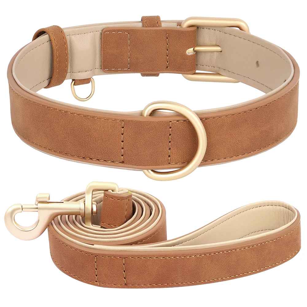 Ensemble coordonné collier et laisse pour chien en cuir PU marron chocolat, présentant le rembourrage intérieur beige et les boucles dorées élégantes.
