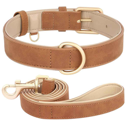 Ensemble coordonné collier et laisse pour chien en cuir PU marron chocolat, présentant le rembourrage intérieur beige et les boucles dorées élégantes.