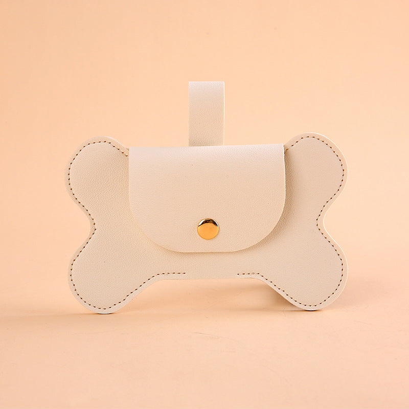 Distributeur de sacs à crottes design en simili-cuir pour laisse, pochette élégante en forme d'os avec fermeture à pression, accessoire d'hygiène canine, boutique Pitou et moi.