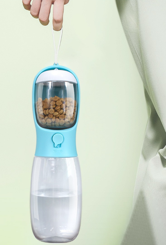 Bouteille d'eau portable et distributeur de nourriture pour chien, modèle bleu La Nomade, accessoire de voyage compact et sans BPA pour l'hydratation en balade.