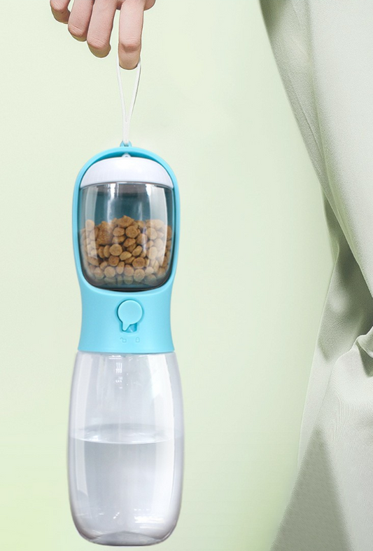 Bouteille d'eau portable et distributeur de nourriture pour chien, modèle bleu La Nomade, accessoire de voyage compact et sans BPA pour l'hydratation en balade.