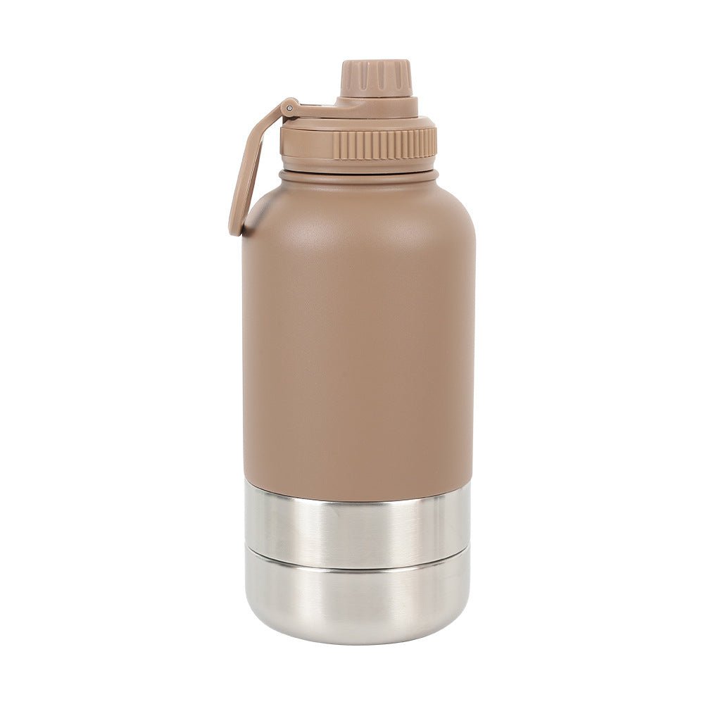 Gourde pour chien La Rafraîchissante de couleur beige avec base en acier inoxydable et bouchon à vis hermétique sur fond blanc.