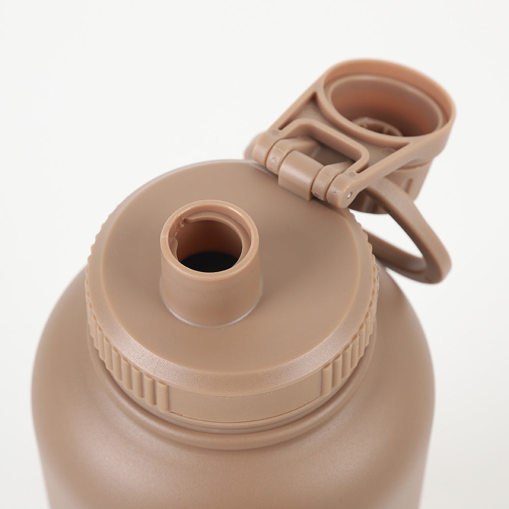Gros plan sur le bouchon et le bec verseur ergonomique de la gourde pour chien La Rafraîchissante de couleur beige.
